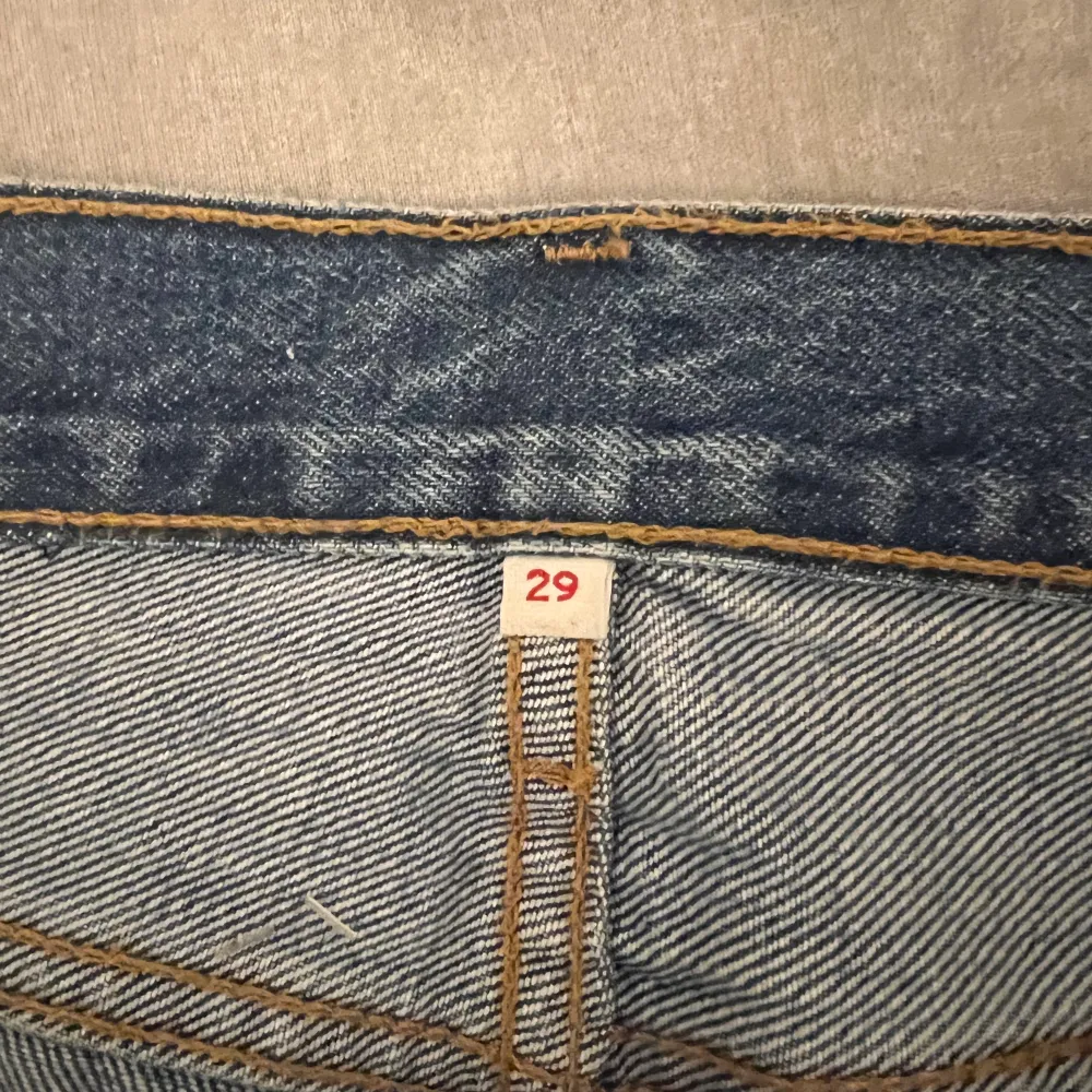 Säljer min nästan helt oanvända Levis jeans kjol. Använd cirka 4 gånger och köptes för 600kr. Sitter som en M och är perfekt att ha lågmidjad!! . Kjolar.