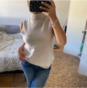 Stickad väst med krage - Säljer denna populära klassiska västen från zara som är så fin och mysig.❤️