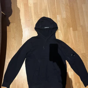 CP company hoodie - Bra skick, storlek L (rätt liten i storleken) nypris 2000, säljer för 800! 