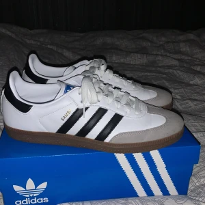 Adidas skor - Ett par Adidas samba i extremt bra skick. Använda nån enstaka gång. Hyfsat små i storleken. Originalbox tillkommer. SVÅRA ATT FÅ TAG PÅ!!!!