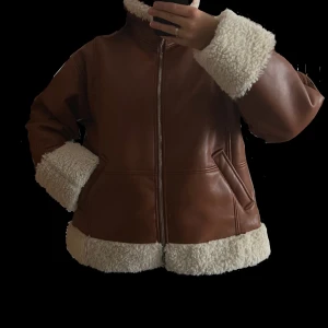 Shearling jacket  - Trendig Shearling Jacka!  Är själv en M i storlek så denna blir snyggt oversized då den är i XL.  Lapp kvar - Aldrig använd!  Mysigt & varmt innerfoder.