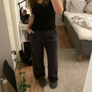 Gråa kostymbyxor - Säljer dessa super snygga kostymbyxor från Mango, då jag knappast använder längre☺️ Det är i fint skick. Köparen står för frakten (spårbar)🫶