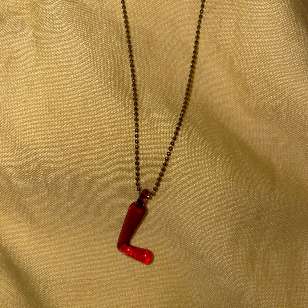 Halsband med initiale L. Accessoarer.