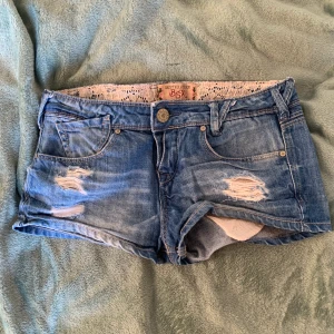 Blåa lågmidjade korta shorts  - Väldigt snygga blåa lågmidjade shorts från bershka. 