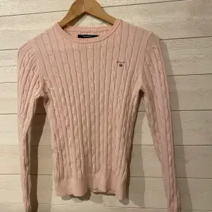 Kabelstickad ljusrosa bomullströja med stretch crew neck - stlk xs - superfräsch. Nypris: 1300kr.   Pris: 300kr