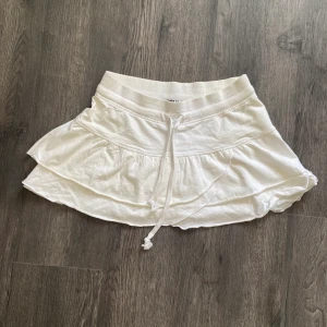 Miniskirt - Säljer denna minikjolen i strl 34. Aldrig används och i nyskick. 