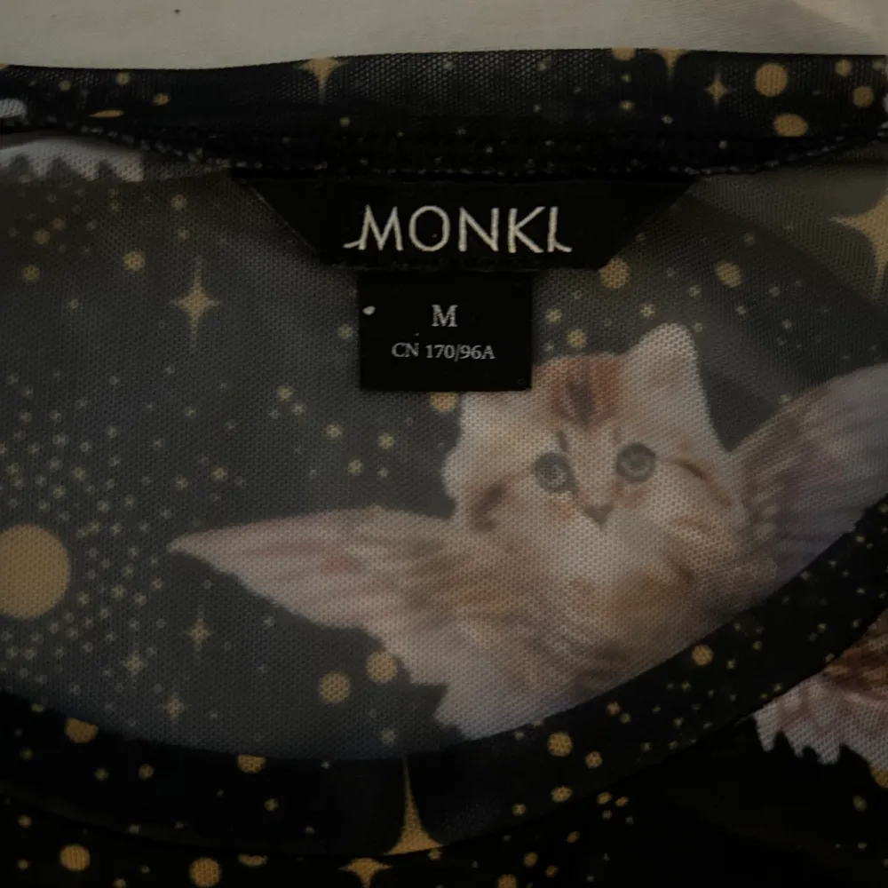 genomskinlig tröja med katter från monki i storlek M! endast använd ett par gånger. kan mötas upp i stockholm! (: . Skjortor.
