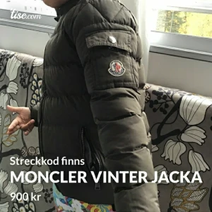 Moncler vinterjacka - En fin varm moncler vinterjacka som min lillasyster växt ur. Hon har st 140 och jackan börjar bli för liten, det står 6y på jackan.  Den är i fint skick. Jackan är köpt i Frankrike 🇫🇷   Kom privat för bilder eller om du har frågor  Pris kan diskuteras 💕💕 