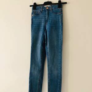 Molly highwaist jeans från Ginatricot i storlek S. Byxorna är i bra skick då de är helt oanvända! 