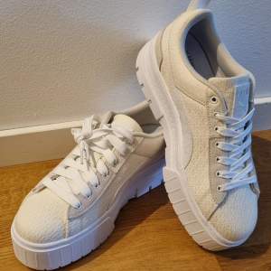 Off white puma sneakers i storlek 39 EUR / 8.5 US women. Aldrig använda utomhus och endast provade en gång. 