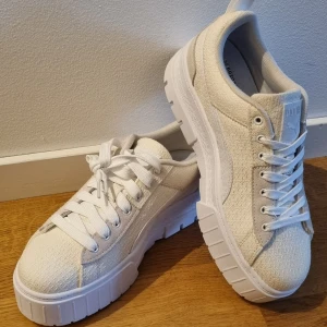 Vita Puma platform sneakers - Off white puma sneakers i storlek 39 EUR / 8.5 US women. Aldrig använda utomhus och endast provade en gång. 