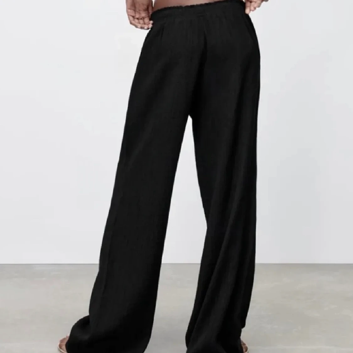 Söker svarta zara byxor  - 90