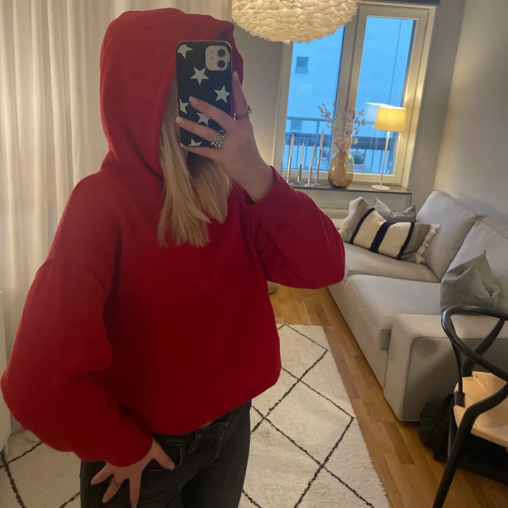 Röd hoodie utan snören från Zara!💗 Knappt använd!!  . Tröjor & Koftor.