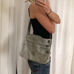 Silver väska - Silver crossbody väska med justerbart band<3