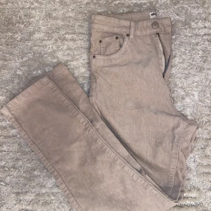 Manchester byxor 38 - Manchester byxor i beige färg strl 38, känns mer som en 36. Lite stretch. Pull&bear