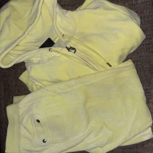 Juicy Couture  - Juicy Couture äkta. Köpte på NK u somras byxor Xs och M på tröjan. Köpte för 2300 och säljer för 800