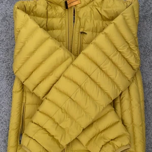 Parajumper jacka. - Jag säljer min gula parajumper jacka då den inte kommer till användning längre. Den är i jättebra skick och har bara använts fåtal gånger. Skriv för fler bilder eller frågor!