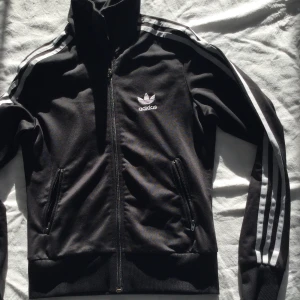 Adidas  - Adidas kofta, svart/vit, äkta, i storlek 36