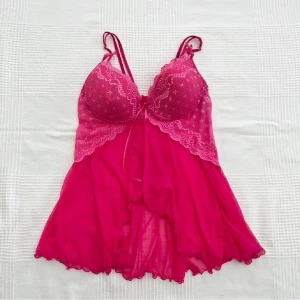 Rosa topp - Lånade bilder då toppen tyvärr inte passa mig. köpte på Plick för typ en vecka sen, Står Xl men är liten i storleken 