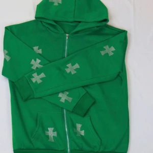 GRÖN KORS RHINESTONE ZIP UP HOODIE - Hejjj! Säljer denna zip up hoodien i grönt med rhinestone kors tryck på! Koftan köptes på etsy i somras för 744kr kronor+moms🫶🏼 Storlek S i oversized! Skit fin o passar till mycket olika outfits! Säljes pga ska köpa en lila och en beige ist 🫶🏼🫶🏼