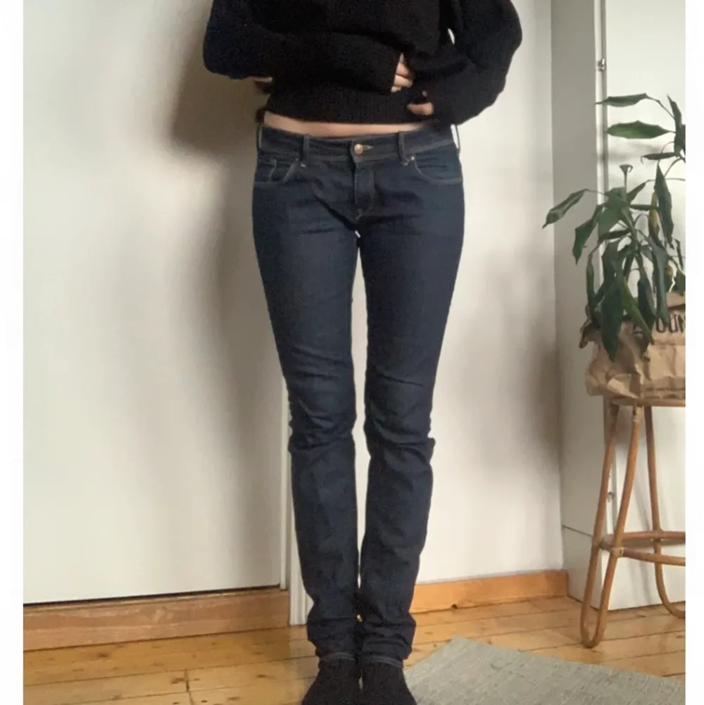 Sköna lågmidjade jeans i mörk denimtvätt. Använda men i väldigt fint skick. Jag är 168 cm lång och de är perfekta i längden. Strl W30 L32, runt en 38:a. 🦋. Jeans & Byxor.