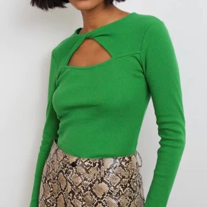 Topp - Helt oanvänd ribbad topp från Gina tricot! Säljer då den aldrig kommit till användning, frakt tillkommer på 59kr💓 