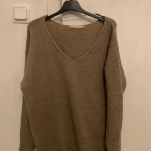 Tröja  - En jätte skön tröja köpt från lager 157! Endast använd en gång. Har riktigt bra material och är jätte skön att ha när det är kallt. Denna är typ brun/ beige. Vill få denna såld 💕