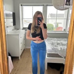 Juicy Couture byxor  - Juicy Couture byxor i en jättefin blå färg. 💙Byxorna är storlek small (S) och har bara använts 2 gånger!! 💞Säljer pga att de är för stora. 💖 Köpte för 1000kr, Säljer för 799kr!! 💖