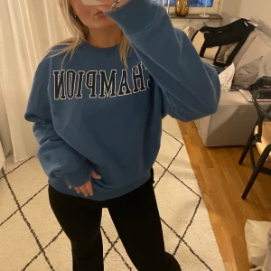 Champion tröja  - Säljer nu min älskade Champion tröja. 💗Superfin blå färg med mörkblått tryck! Storlek L men skulle säga att den passar xs-l beroende på hur man vill att den ska sitta💗