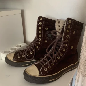 Bruna Converse - 100kr. Converse all star, Storlek 38, kan frakta men kan också mötas upp och ge över i Trollhättan, Mellerud, Vänersborg och Uddevalla. :)