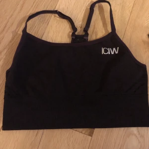 I can i will sporttopp - Storlek s, fina skick och endast använd fåtal gånger. Det är en så att säga sporttopp utan vaddering men väldigt bra support. Man kan svängda under tex linne men den är lite längre så jag brukar ha den bara när jag tränar. ❤️