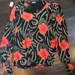 Långärmad tröja! - Snygg långärmad tröja med mönster med blommor på!