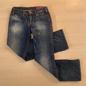 Low waist Miss Sixty jeans - Superfina lågmidjade jeans från Miss Sixty, tidigt 00-tal. Bra kavlité i ”tjockt” jeansmaterial.  Stl: 28 Innerbenslängd: 79cm  Midjemått: 76cm  Då många är intresserade aktiveras budgivning! Slutar på söndag 25/10💜