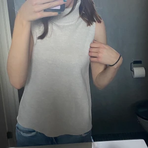 Stickad polo väst/tröja ish  - Så fin stickad väst! Från zara, köpt för typ 200kr för ett år sen men aldrig använd 🥰 köparen står för frakten 