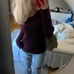 Vinröd tröja - Vinröd jättegosig tröja! Perfekt nu till hösten!!❤️‍🔥❤️‍🔥❤️‍🔥