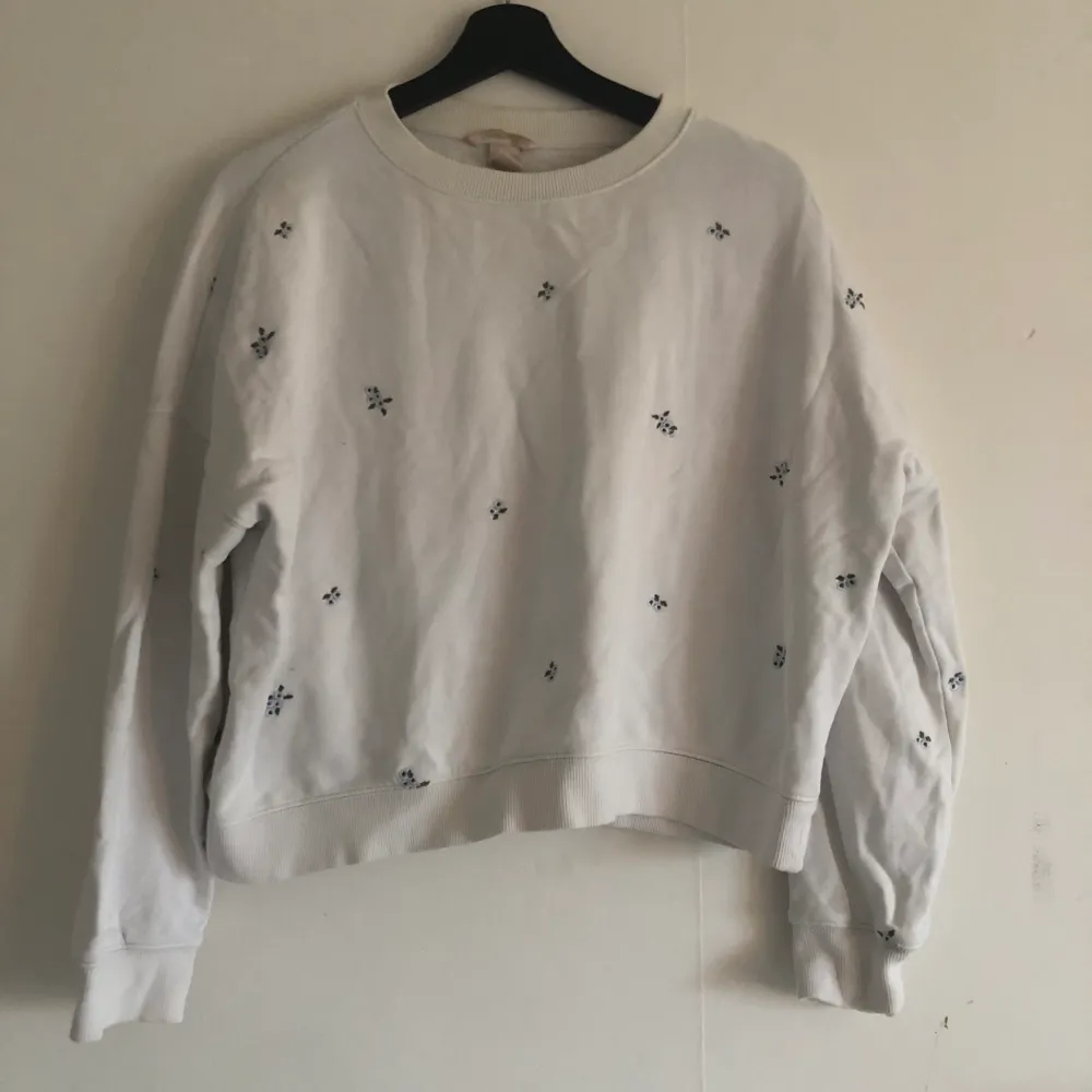 Något croppad sweater från H&M i storlek M. . Tröjor & Koftor.