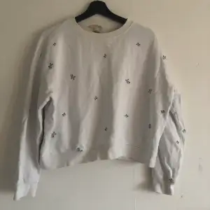Något croppad sweater från H&M i storlek M. 