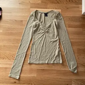 Grön tröja från Lindex som passar till höst💗 säljer pga rensar garderoben 💗