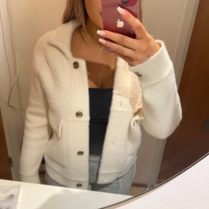 Jacka/kofta - Jacka i koftmaterial Vet ej storlek men passar S/M i oversize Köpt i Frankrike 