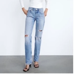 Zara jeans - Lite dålig kvalite på bilden men säljer iallafall mina jättefina jeans med hål från zara. Slutsålda på hemsidan