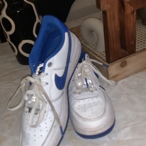 Air Force 1 strl 39 - Riktigt fina Air Force 1 Blå, sitter bra och är i bra skick, lite creasad men inget grovt eller något man märker av.