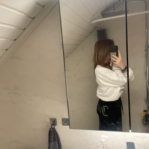 Juicy  - Säljer mina juicy byxor pga av att de ibte har kommit till så mycket andvändning! Inget som e sönder på dom! Köpte de för ungefär 2 veckor sedan men de har inte kommit till så mycket andvändning! INGA BÄRLOR ÄR AV! Köpte de för 1200kr 