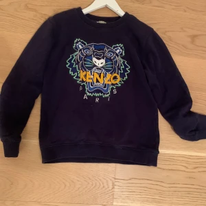 Kenzo tröja - Mycket bra skick. Inte använd alls många gånger. Jag säljer den för den har blivit förliten 