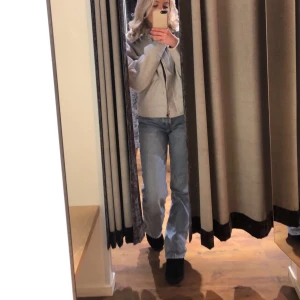 Zara Midwaist  - Säljer nu mina Zara midwaist jeans.  Säljer de endast för att dom inte kommer till användning då de är förstora. Jättefint skick och använda fåtal gånger. Frakten ingår ej i priset!!❤️❤️