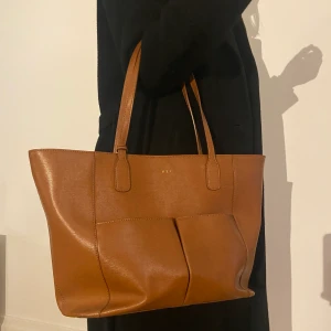 Väska Ralph Lauren - Väska från Ralph Lauren. Köpt för ca 5 år sedan men knappt använd. Använd ca 5 gånger. Väldigt bra skick. 