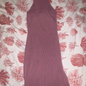 Rosa öppen rygg klänning  - Använd en gång 