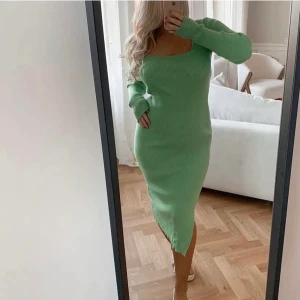 Grön klänning ifrån NA-KD - Intressekoll på denna jättefina slutsålda klänning ifrån NA-KD💕säljer endast för bra bud ( lägger ut igen pga oseriös köpare ) frakt tillkommer 