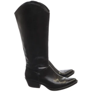 Boots - Säljer mina cowboy stövlar från zara så enkelt och så himla snyggt nu till hösten🫦