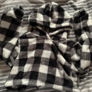 Fluffig hoodie - Knappast använd, 30kr+ frakt!