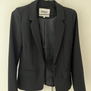 Kavaj, strl 34 - Svart kavaj från only, storlek 34. Använd en gång. Frakt ingår ej i priset. 